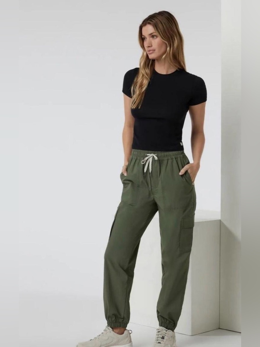 Vuori Birch Joggers Sage Green Medium  Athleisure Granola